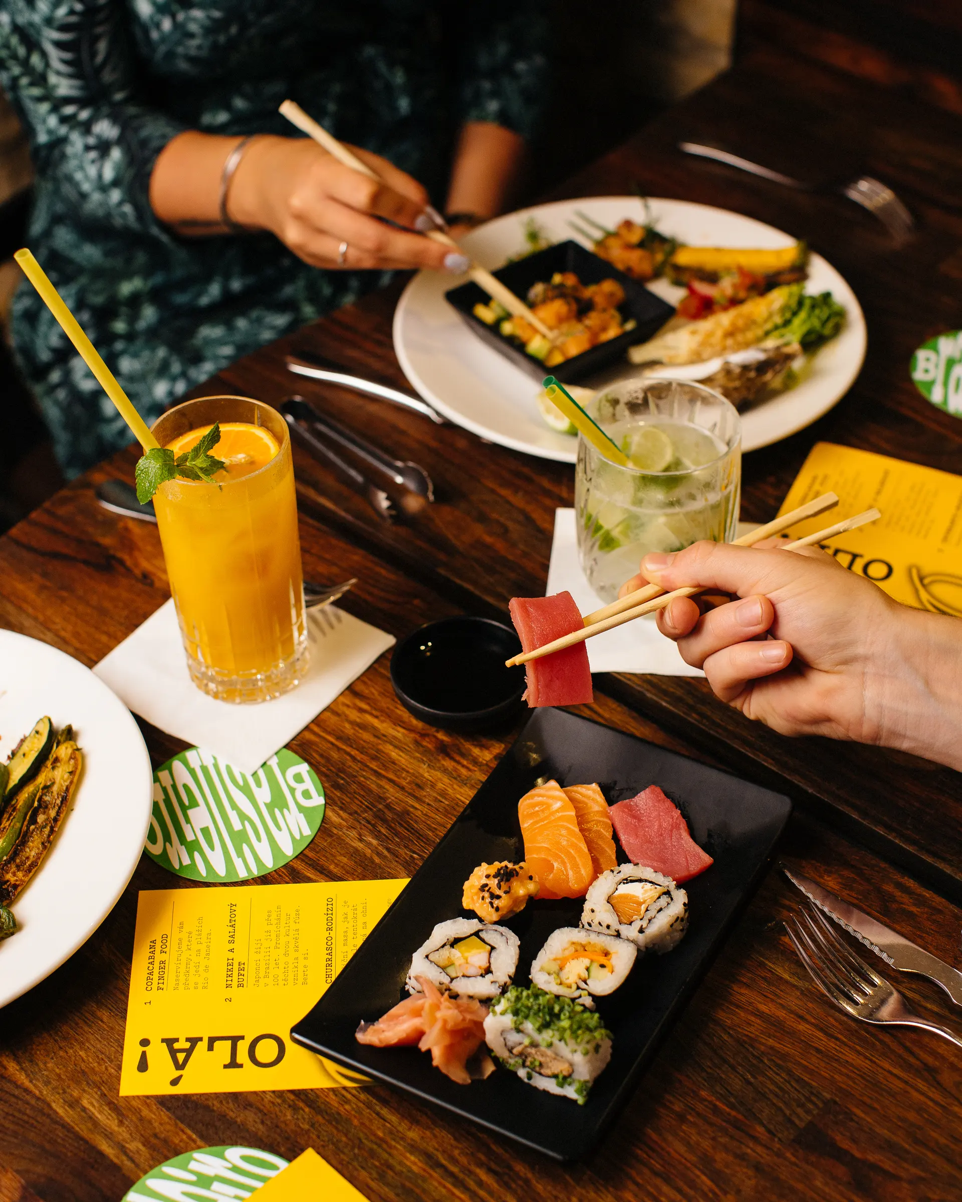 Sushi a asijská nabídka v restauraci Brasileiro.