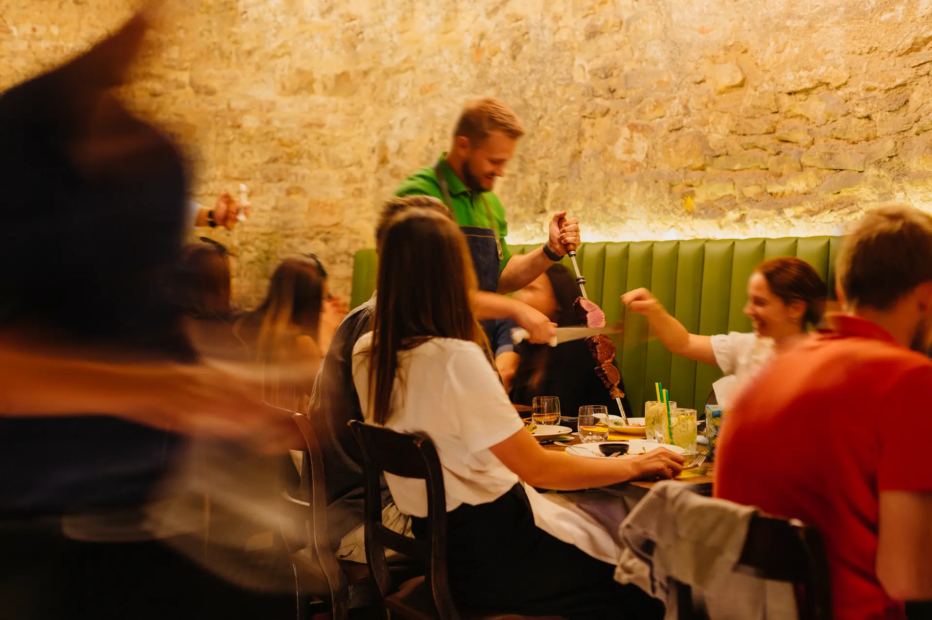 Passadores de carne servírují maso z grilu přímo na stůl.